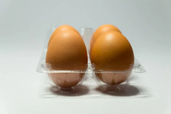 Świeże Jaja Kurze Plastikowym Opakowaniu Białym Tle — Zdjęcie stockowe