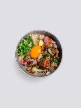 Bir kase beyaz pirinç, sebze kızartılmış merdiven ve beyaz arka planda az pişmiş biftek..