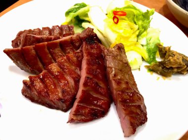 Taze çiğ et, ateşte kızarmaya hazır ol.