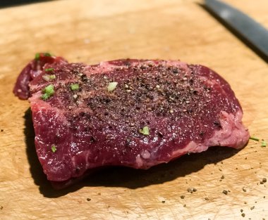 Taze çiğ et, ateşte kızarmaya hazır ol.