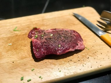 Taze çiğ et, ateşte kızarmaya hazır ol.