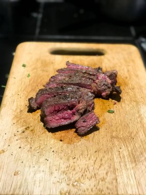 Taze çiğ et, ateşte kızarmaya hazır ol.