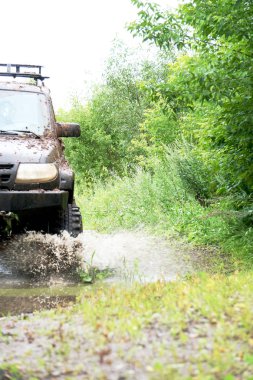 bir su birikintisi off-road araba sürmek