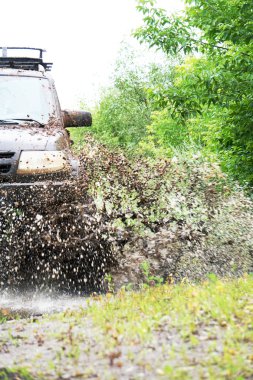 bir su birikintisi off-road araba sürmek