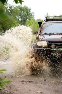 bir su birikintisi off-road araba sürmek