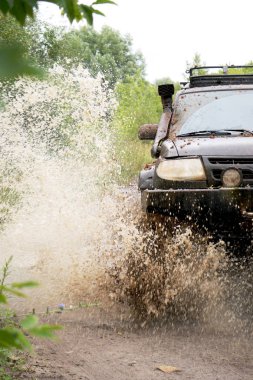 bir su birikintisi off-road araba sürmek