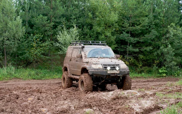 Geländewagen Fährt Einer Pfütze — Stockfoto