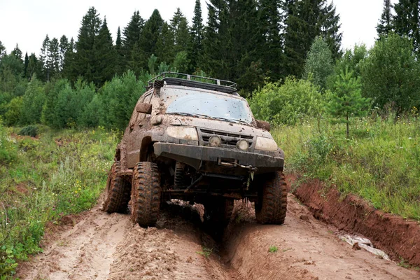 Geländewagen Fährt Einer Pfütze — Stockfoto