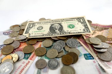 kağıt ruble ve sikke ler üzerinde dolar banknot