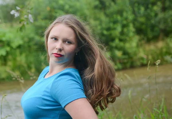 Vrouw Portret Jong Mooi Schoonheid Zomer Natuur Gezicht Haar Gelukkig — Stockfoto