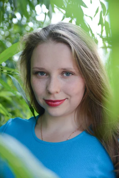 Mujer Retrato Joven Hermoso Belleza Verano Naturaleza Cara Cabello Feliz —  Fotos de Stock