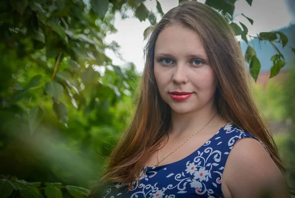 Meisje Een Blauwe Jurk Een Achtergrond Van Natuur — Stockfoto