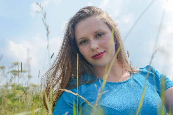 Vrouw Portret Jong Mooi Schoonheid Zomer Natuur Gezicht Haar Gelukkig — Stockfoto