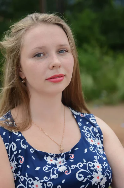 Meisje Een Blauwe Jurk Een Achtergrond Van Natuur — Stockfoto