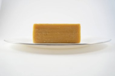 çamaşır sabunu bir parça beyaz bir tabak üzerinde yatıyor