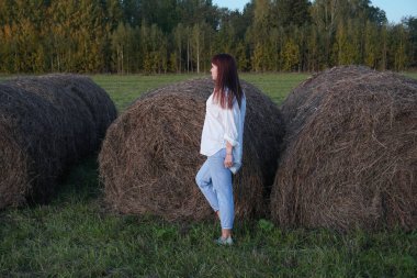 bir samanlık tarafından beyaz gömlek kız