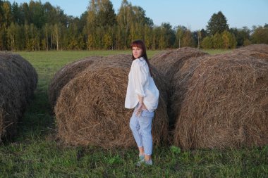 bir samanlık tarafından beyaz gömlek kız