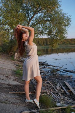 nehirüzerinde bej elbiseli kız