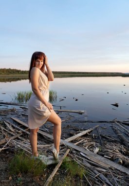 nehirüzerinde bej elbiseli kız