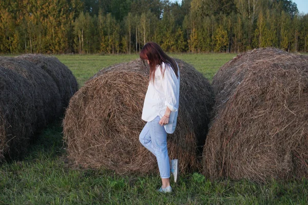 Дівчина Білій Сорочці Стосі Сіна — стокове фото