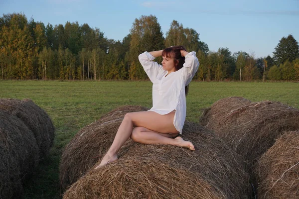 Menina Uma Camisa Branca Por Palheiro — Fotografia de Stock