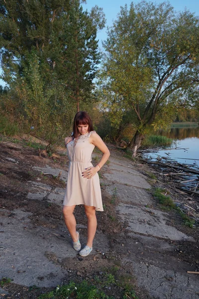 Mädchen Beigen Kleid Auf Dem Fluss — Stockfoto