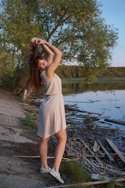 Girl Beige Dress River — Stock Photo, Image