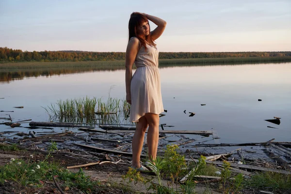 Nehirüzerinde Bej Elbiseli Kız — Stok fotoğraf