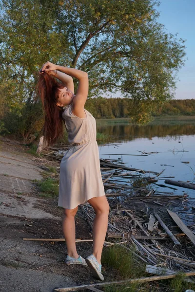 Girl Beige Dress River — Stock Photo, Image