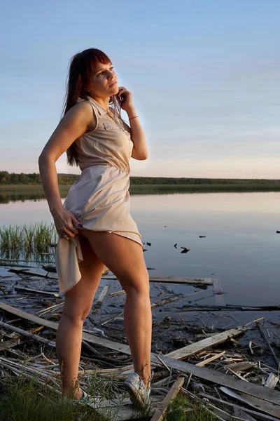 Fille Dans Une Robe Beige Sur Rivière — Photo