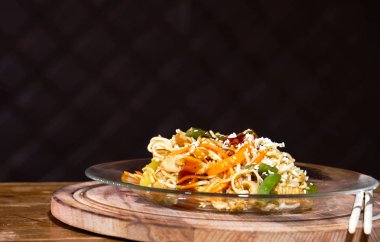 Koyu arkaplanda ramen.