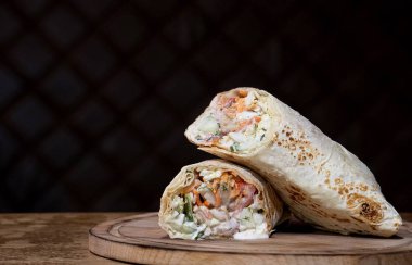 Koyu bir arkaplanı dolduran shawarma