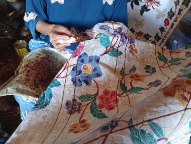 Kadın membatik giysiler evde.