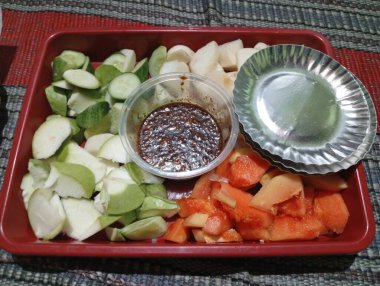 Meyveli taze salata, sağlıklı yemek.