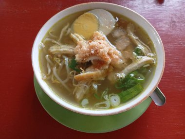 Masada bir kase tavuk var.