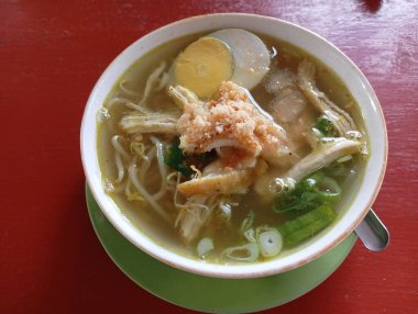 Masada bir kase tavuk var.