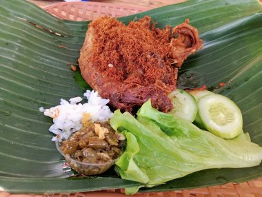 Kızarmış tavuk pilav ve salata ile