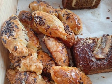 Haşhaş tohumlu ve çikolatalı taze ekmek.