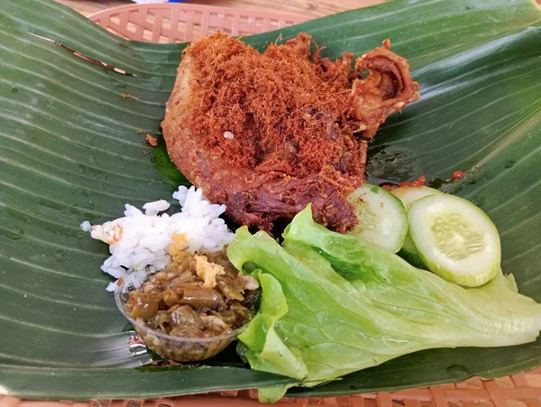 Kızarmış tavuk pilav ve salata ile