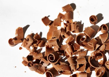 Masanın üzerinde çikolata parçaları