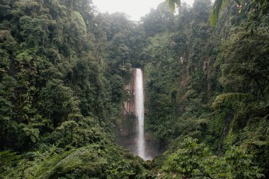 Seribu şelalesinin güzel manzarası, duvar kağıdı, arkaplan, referans vs. için doğa fotoğrafçılığı