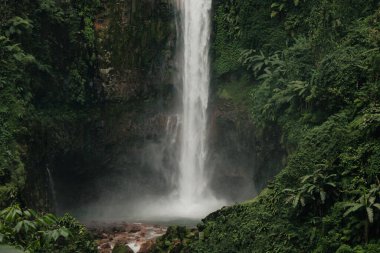 Seribu şelalesinin güzel manzarası, duvar kağıdı, arkaplan, referans vs. için doğa fotoğrafçılığı
