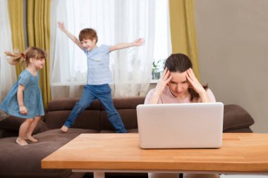Merkez ofis. Evden çalışmaya karşı. Annem ve iki çocuk internetteyken evde dizüstü bilgisayarla çalışıyor. Karantinaya alındı. Corona Virüsü.