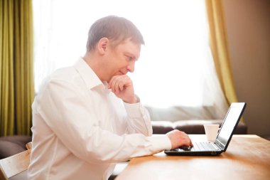 İş adamı iş ortağına bilgisayar kullanarak video görüşmesi yapıyor. Merkez ofis. Evden çalışmak.