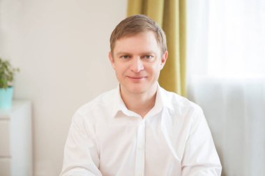 Adam kameraya bakıp video görüşmesi yapıyor. Online konferans. Merkez ofis. Evden çalışmak.