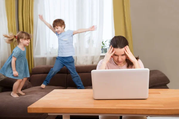 Ministero Degli Interni Lavorare Casa Mamma Lavora Con Due Bambini — Foto Stock