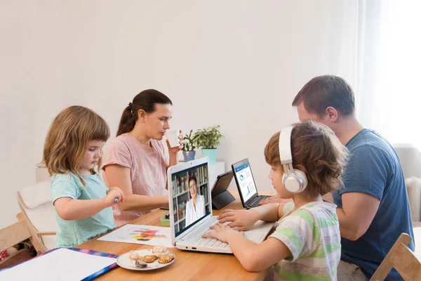 Familjen Mamma Pappa Och Två Barn Sitter Vid Bordet Tillsammans — Stockfoto