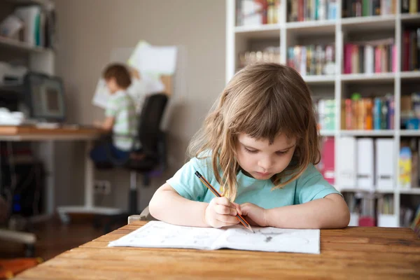 Två Barn Lär Sig Hemma Nätet Liten Flicka Skriver Anteckningsbok — Stockfoto