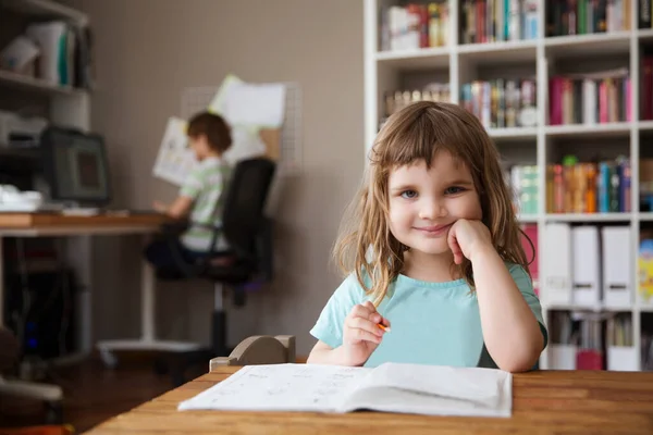 Due Bambini Imparano Casa Online Una Bambina Scrive Quaderno Suo — Foto Stock