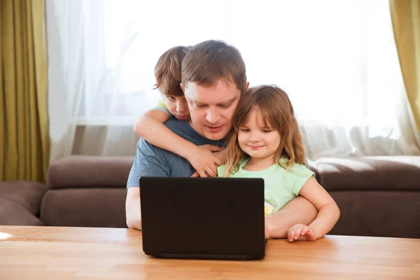 Hemmakontoret Arbeta Hemifrån Mot Pappa Och Två Barn Arbeta Bärbar — Stockfoto